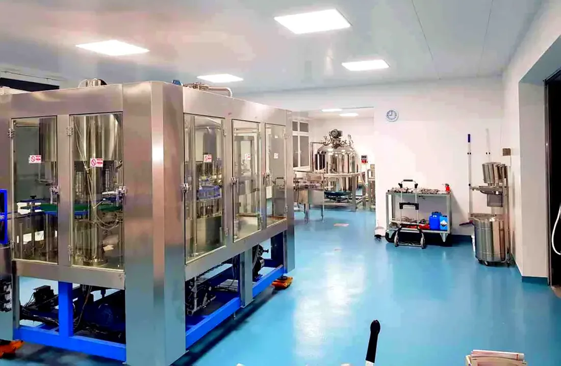 Abfüllanlage in der Produktionshalle von Maltison